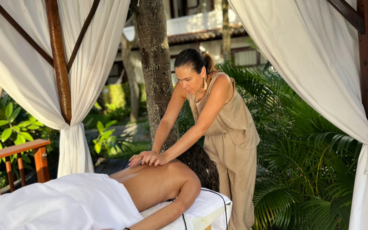 Massagem em ambiente aberto do hotel