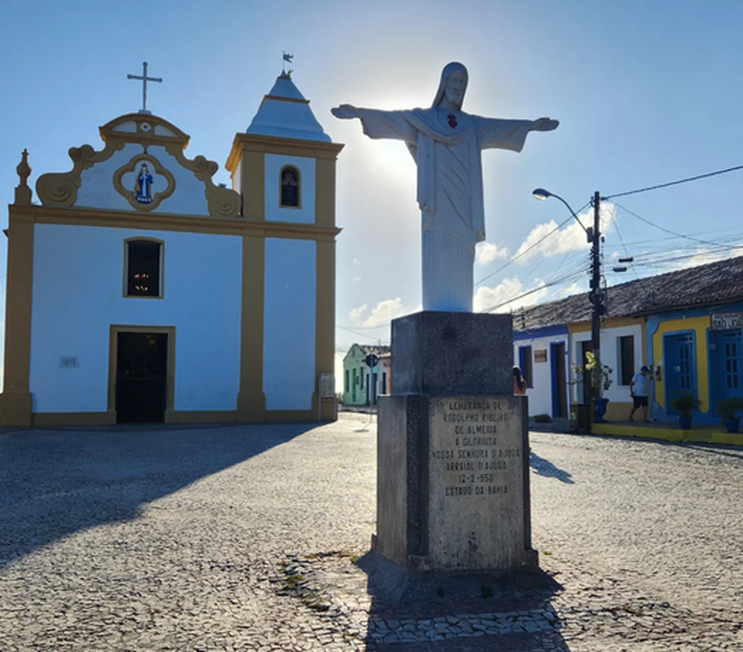 Igreja e praça de Arraial d’Ajuda
