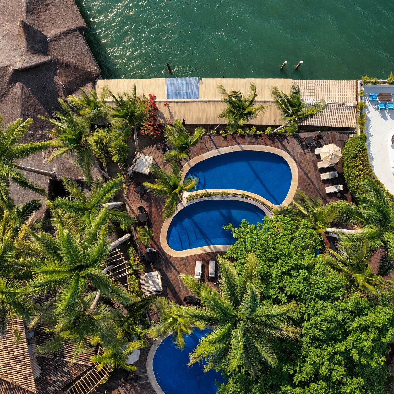 Vista aérea das piscinas do hotel