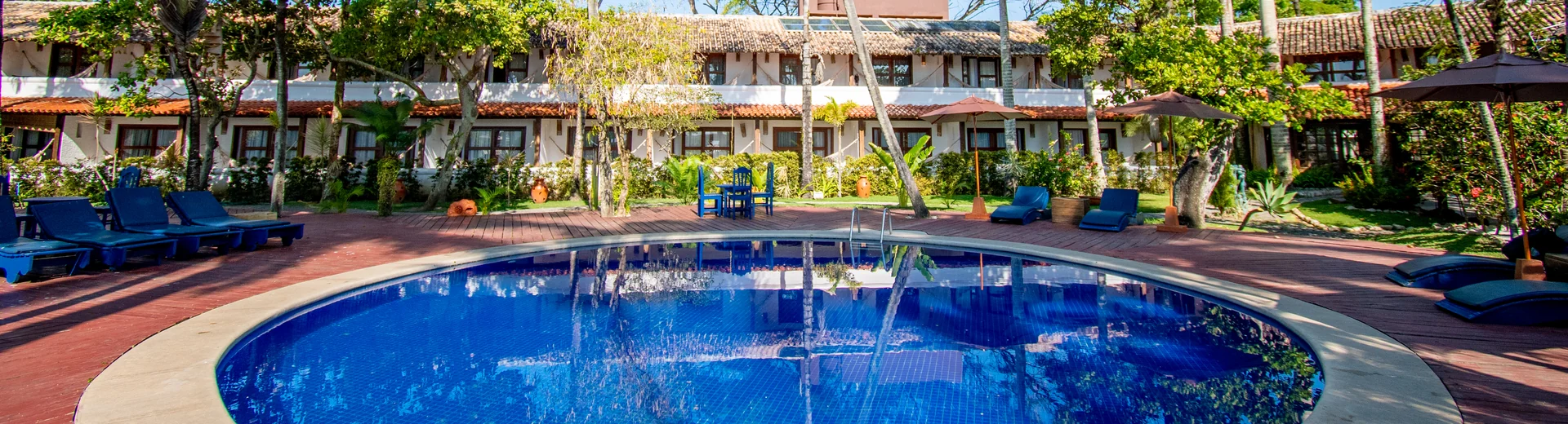 Piscina e jardim do Quinta do Porto