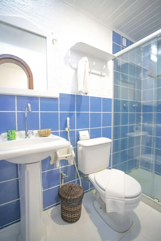 Suíte Vista Piscina Superior — Banheiro com revestimento azul