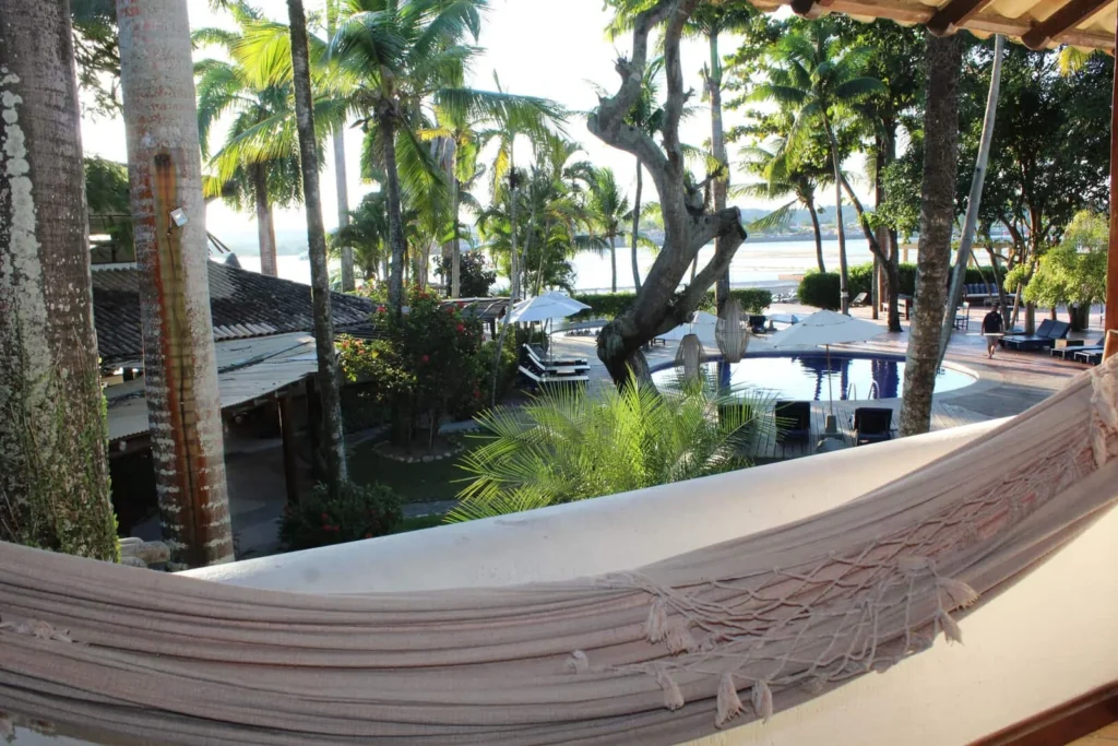 Suíte Vista Piscina Superior — Rede na varanda com vista para o jardim
