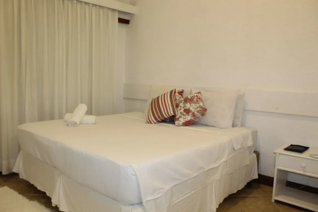 Suíte Standard — Cama de casal junto à cortina